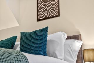 Luxury 2BR Flat - Fast Wi-Fi - Work Area - 2