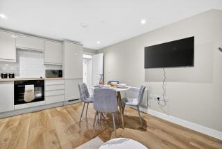 Luxury 2BR Flat - Fast Wi-Fi - Work Area - 6