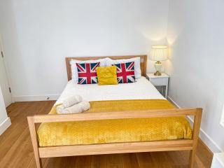 Modern 3-Bedroom flat in Holloway with Private Patio near Islington, Caledonian Road, Emirates Stadium - 1