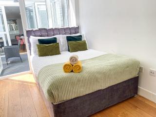 Modern 3-Bedroom flat in Holloway with Private Patio near Islington, Caledonian Road, Emirates Stadium by NourNest Apartments - 4