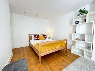 Modern 3-Bedroom flat in Holloway with Private Patio near Islington, Caledonian Road, Emirates Stadium by NourNest Apartments - 1