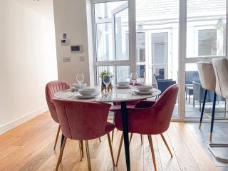 Modern 3-Bedroom flat in Holloway with Private Patio near Islington, Caledonian Road, Emirates Stadium by NourNest Apartments - 7