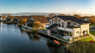 Still Waters - Scandinavian Lake Retreat - 0