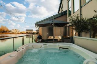 Still Waters - Scandinavian Lake Retreat - 8