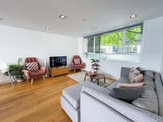 Modern 3-Bedroom flat in Holloway with Private Patio near Islington, Caledonian Road, Emirates Stadium - 8
