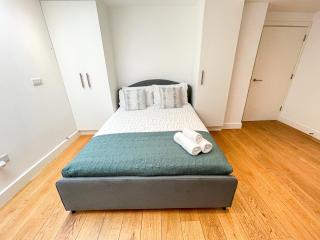 Modern 3-Bedroom flat in Holloway with Private Patio near Islington, Caledonian Road, Emirates Stadium - 5