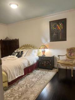 Grimsby Lakeside Vacation Home - 1