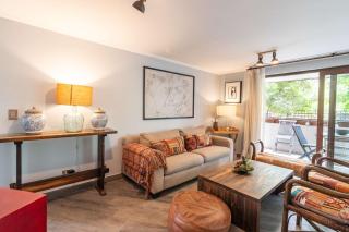 HOM I Amplio Depto en Las Condes con Terraza y Parking - 1