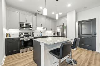 IRIE Living Brand New Lux 2BR Min Grand Park - 4