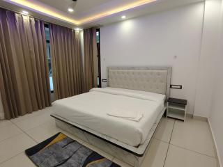 The Warm Palace Home - 9