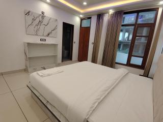 The Warm Palace Home - 8