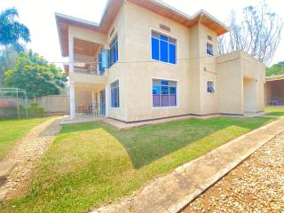 Beautiful spacious entire 4 bedrooms comfy house in Kimihurura - 9