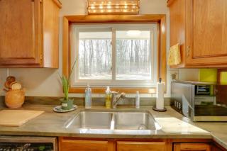 Hike and Ski Scenic Group Retreat in Wardensville - 4