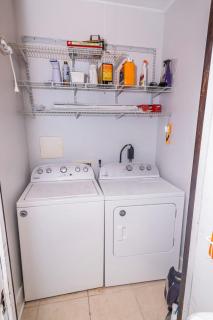 Sunny Springfield Yellow House Family rental - 2