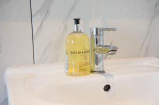 Charming 3 Bed Windsor House With Free Parking - 6