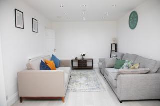 Charming 3 Bed Windsor House With Free Parking - 0