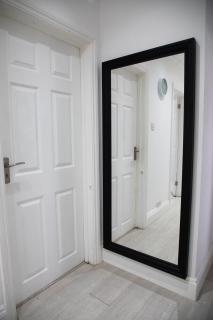 Charming 3 Bed Windsor House With Free Parking - 9