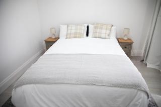 Charming 3 Bed Windsor House With Free Parking - 1