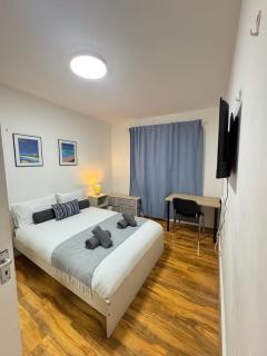 Modern 2 bed, 5min walk to Station - Near O2, ExCeL & Canary Wharf - Sleeps 6 - 7