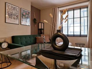 Chic Garden Escape in Clifton - 9