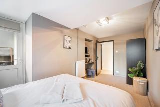 Chic Garden Escape in Clifton - 8