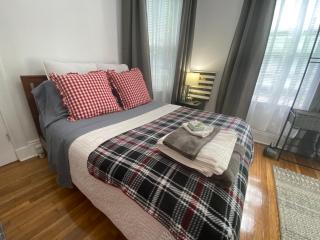 Boston cozy studio walk to train and buses in good neighborhood - 0