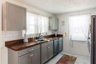 Honeybee Bungalow with Hot Tub - 3