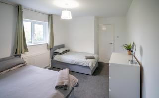 Modern 3 Bedroom Home Ideal for Families and Business Stays - 2