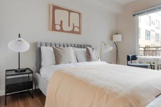 Blueground West Bellevue balcony nr Bellevue Park SEA-972 - 1