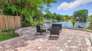 3BR Lake Front Getaway - 2