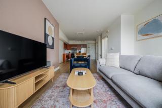 Blueground Northwest Bellevue balcony nr Bellevue Park SEA-978 - 8