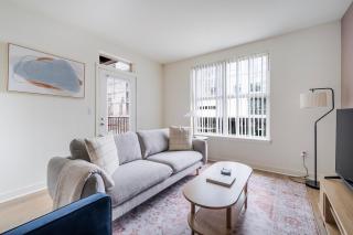 Blueground Northwest Bellevue balcony nr Bellevue Park SEA-978 - 0