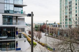 Blueground Northwest Bellevue balcony nr Bellevue Park SEA-978 - 6
