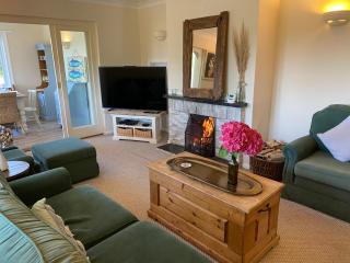 Tranquil family retreat, large plot, splendid view - 8