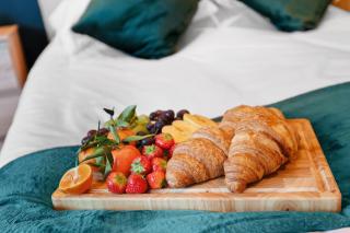 4-Bed Home Near Chester Centre Parking - 3