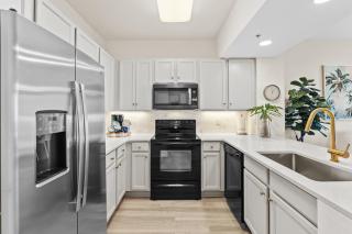 5 Star Resort 6th fl 2BR 2 BATH King Suite Shuttle Pools Family - 3