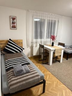 ARCOS Apartment - Geräumige 3-Zimmer-Wohnung mit 8 Einzelbetten - Perfekt für Familien, Gruppen oder Monteure - 8