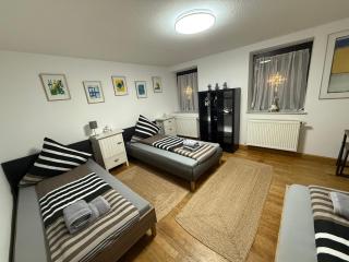 ARCOS Apartment - Geräumige 3-Zimmer-Wohnung mit 8 Einzelbetten - Perfekt für Familien, Gruppen oder Monteure - 5