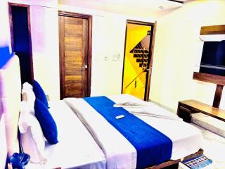 Hotel Cashev & front of Paharganj Side Railway station - 0