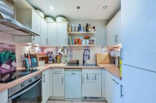 2-Bedroom Flat in Woking Walk to Station - 5