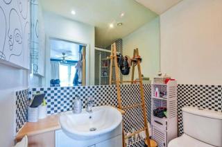 2-Bedroom Flat in Woking Walk to Station - 4