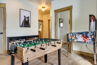 Luxe Cabin w/Hot Tub and Amazing Views - 4