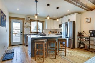 Luxe Cabin w/Hot Tub and Amazing Views - 1