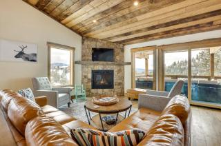 Luxe Cabin w/Hot Tub and Amazing Views - 0