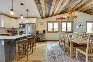 Luxe Cabin w/Hot Tub and Amazing Views - 2