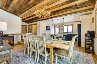 Luxe Cabin w/Hot Tub and Amazing Views - 3