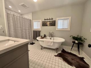 Northeast Portland Home with Private Outdoor Space - 3