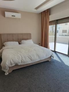 روف طابق ثاني تشطيب فندقي باطلاله ساحرة بعمارة عائلات بعبدون الشمالي - 5