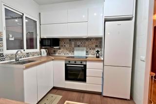 Spacious 3 bedroom renovated property 500 m from the beaches - 8