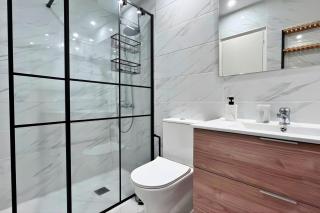 Spacious 3 bedroom renovated property 500 m from the beaches - 7